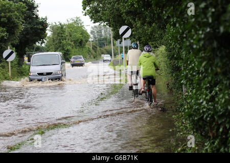 Heybridge, Essex UK. 23. Juni 2016.  Starker Regen führte zu Überschwemmungen in der Umgebung von Maldon.  Viele Fahrer sind in Standspuren nicht in der Lage, irgendwohin zu gehen durch das tiefe Wasser gefangen. Bildnachweis: David Johnson/Alamy Live-Nachrichten Stockfoto