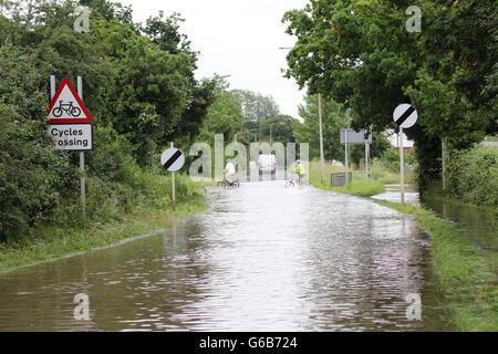 Heybridge, Essex UK. 23. Juni 2016.  Starker Regen führte zu Überschwemmungen in der Umgebung von Maldon.  Viele Fahrer sind in Standspuren nicht in der Lage, irgendwohin zu gehen durch das tiefe Wasser gefangen. Bildnachweis: David Johnson/Alamy Live-Nachrichten Stockfoto