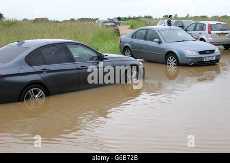 Heybridge, Essex UK. 23. Juni 2016.  Starker Regen führte zu Überschwemmungen in der Umgebung von Maldon.  Viele Fahrer sind in Standspuren nicht in der Lage, irgendwohin zu gehen durch das tiefe Wasser gefangen. Bildnachweis: David Johnson/Alamy Live-Nachrichten Stockfoto