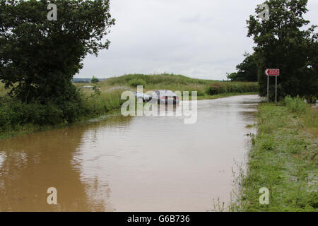 Heybridge, Essex UK. 23. Juni 2016.  Starker Regen führte zu Überschwemmungen in der Umgebung von Maldon.  Viele Fahrer sind in Standspuren nicht in der Lage, irgendwohin zu gehen durch das tiefe Wasser gefangen. Bildnachweis: David Johnson/Alamy Live-Nachrichten Stockfoto