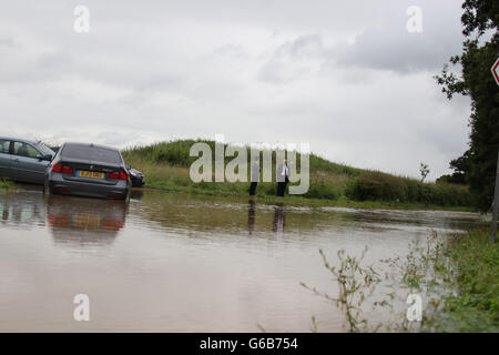 Heybridge, Essex UK. 23. Juni 2016.  Starker Regen führte zu Überschwemmungen in der Umgebung von Maldon.  Viele Fahrer sind in Standspuren nicht in der Lage, irgendwohin zu gehen durch das tiefe Wasser gefangen. Bildnachweis: David Johnson/Alamy Live-Nachrichten Stockfoto