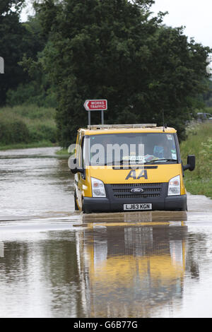 Heybridge, Essex UK. 23. Juni 2016.  Starker Regen führte zu Überschwemmungen in der Umgebung von Maldon.  Viele Fahrer sind in Standspuren nicht in der Lage, irgendwohin zu gehen durch das tiefe Wasser gefangen. Bildnachweis: David Johnson/Alamy Live-Nachrichten Stockfoto