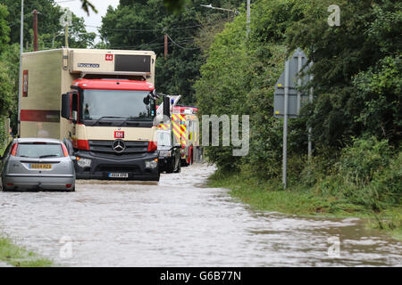 Heybridge, Essex UK. 23. Juni 2016.  Starker Regen führte zu Überschwemmungen in der Umgebung von Maldon.  Viele Fahrer sind in Standspuren nicht in der Lage, irgendwohin zu gehen durch das tiefe Wasser gefangen. Bildnachweis: David Johnson/Alamy Live-Nachrichten Stockfoto