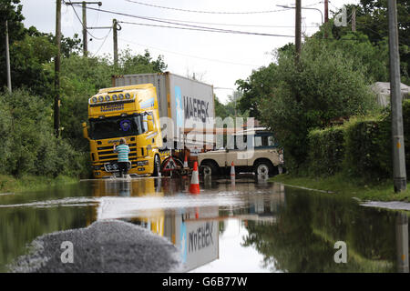 Heybridge, Essex UK. 23. Juni 2016.  Starker Regen führte zu Überschwemmungen in der Umgebung von Maldon.  Viele Fahrer sind in Standspuren nicht in der Lage, irgendwohin zu gehen durch das tiefe Wasser gefangen. Bildnachweis: David Johnson/Alamy Live-Nachrichten Stockfoto