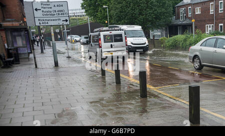 London, UK. 23. Juni 2016. Dauer von mehr als 30 Minuten sintflutartigen Regendusche verursacht lokalisierte Überschwemmungen in Northwood, North West London. Bildnachweis: Stephen Chung / Alamy Live News Stockfoto