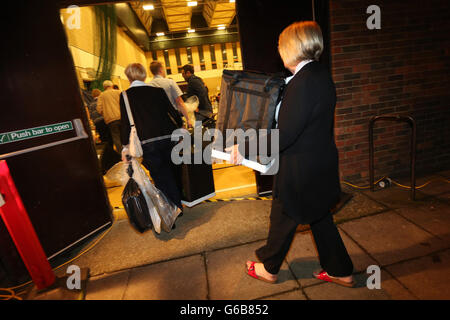 Bognor Regis, West Sussex, UK. 23. Juni 2016. Joanne Brown im Bild bringen in Urnen für die EU-Refrendum-Zählung in Bognor Regis, West Sussex, UK.  23.06.16 Kredit: Sam Stephenson/Alamy Live-Nachrichten Stockfoto