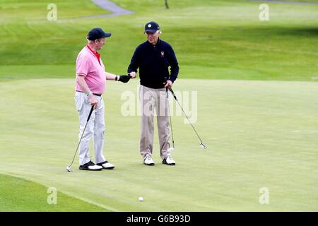 Castlebar, Irland. 23. Juni 2016. US-Vizepräsident Joe Biden schließt irischen Taoiseach Enda Kenny sich eine Runde Golf im Golfclub Castlebar 23. Juni 2016 in Castlebar, County Mayo, Irland. Bildnachweis: Planetpix/Alamy Live-Nachrichten Stockfoto