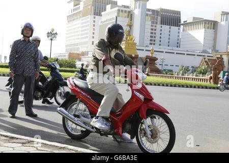 Phnom Penh, Kambodscha. 24. Juni 2016. Kambodschanische Premierminister Samdech Techo Hun Sen (vorne) fährt ein Motorrad in Phnom Penh, Kambodscha, 24. Juni 2016. Kambodschanische Premierminister Samdech Techo Hun Sen am Freitag zahlte eine Geldstrafe Verkehrspolizei für nicht das Tragen eines Helmes während seiner Motorradtour letzte Woche in der südwestlichen Provinz Koh Kong. © Phearum/Xinhua/Alamy Live-Nachrichten Stockfoto