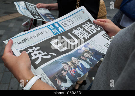 Tokyo Japan. 24. Juni 2016. Die Leute lesen eine Sonderausgabe von einer japanischen Zeitung angekündigt, die britischen Wähler gewählt haben, der Europäischen Union außerhalb Yurakucho Station am 24. Juni 2016 in Tokio, Japan zu verlassen. Wie die Neuheiten der Brexit Entscheidung finanzielle begann Märkte rund um den Globus zu stürzen. Der Nikkei Index in Japan fiel um mehr als 1250 Punkte (bzw. 7,9 %), das größte eintägige fallen seit der Great East Japan Erdbeben und Tsunami vom März 2011 und der japanische Yen und Gold gestärkt wie das Pfund gesehen haben den niedrigsten Stand seit 1985 Credit: Aflo Co. Ltd./Alamy Live News Stockfoto