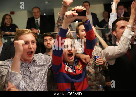 London, Großbritannien. 24. Juni 2016. Unterstützer der Kampagne Urlaub feiern auf der Leave.EU Referendum Party in London, Großbritannien, 24. Juni 2016. In einem Referendum am 23. Juni haben die Briten mit einer knappen Mehrheit der Europäischen Union (EU) verlassen gestimmt. Foto: MICHAEL KAPPELER/Dpa/Alamy Live News Stockfoto