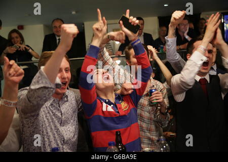 London, Großbritannien. 24. Juni 2016. Unterstützer der Kampagne Urlaub feiern auf der Leave.EU Referendum Party in London, Großbritannien, 24. Juni 2016. In einem Referendum am 23. Juni haben die Briten mit einer knappen Mehrheit der Europäischen Union (EU) verlassen gestimmt. Foto: MICHAEL KAPPELER/Dpa/Alamy Live News Stockfoto