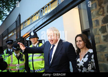 London, Großbritannien. 23. Juni 2016. Boris Johnson (C), ehemaliger Bürgermeister von London und Unterstützer der Kampagne verlassen, und seine Frau Marina Wheeler (R) Ausfahrt ein Wahllokal nach der Abstimmung des EU-Referendums in London, Großbritannien, 23. Juni 2016. In einem Referendum am 23. Juni haben die Briten mit einer knappen Mehrheit der Europäischen Union (EU) verlassen gestimmt. Foto: MICHAEL KAPPELER/Dpa/Alamy Live News Stockfoto