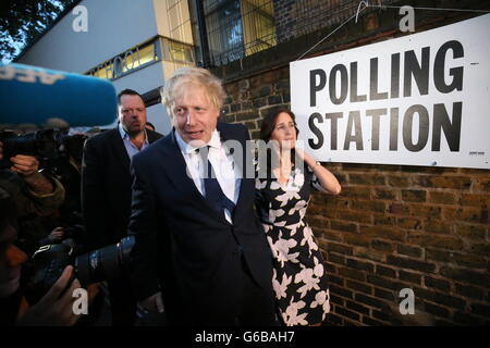 London, Großbritannien. 23. Juni 2016. Boris Johnson (C), ehemaliger Bürgermeister von London und Unterstützer der Kampagne verlassen, und seine Frau Marina Wheeler (R) Ausfahrt ein Wahllokal nach der Abstimmung des EU-Referendums in London, Großbritannien, 23. Juni 2016. In einem Referendum am 23. Juni haben die Briten mit einer knappen Mehrheit der Europäischen Union (EU) verlassen gestimmt. Foto: MICHAEL KAPPELER/Dpa/Alamy Live News Stockfoto