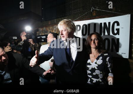 London, Großbritannien. 23. Juni 2016. Boris Johnson (C), ehemaliger Bürgermeister von London und Unterstützer der Kampagne verlassen, und seine Frau Marina Wheeler (R) Ausfahrt ein Wahllokal nach der Abstimmung des EU-Referendums in London, Großbritannien, 23. Juni 2016. In einem Referendum am 23. Juni haben die Briten mit einer knappen Mehrheit der Europäischen Union (EU) verlassen gestimmt. Foto: MICHAEL KAPPELER/Dpa/Alamy Live News Stockfoto