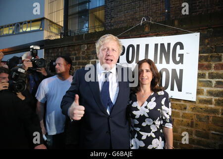 London, Großbritannien. 23. Juni 2016. Boris Johnson (C), ehemaliger Bürgermeister von London und Unterstützer der Kampagne verlassen, und seine Frau Marina Wheeler (R) Ausfahrt ein Wahllokal nach der Abstimmung des EU-Referendums in London, Großbritannien, 23. Juni 2016. In einem Referendum am 23. Juni haben die Briten mit einer knappen Mehrheit der Europäischen Union (EU) verlassen gestimmt. Foto: MICHAEL KAPPELER/Dpa/Alamy Live News Stockfoto