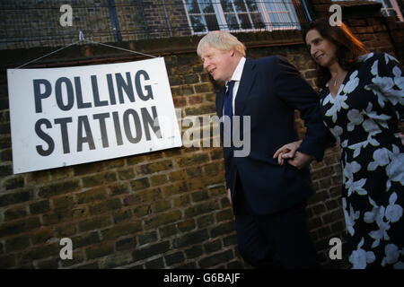 London, Großbritannien. 23. Juni 2016. Boris Johnson (C), London Altbürgermeister und Unterstützer der Kampagne verlassen, und seine Frau Marina Wheeler (R) Kopf zu einem Wahllokal in das EU-Referendum in London, Großbritannien, 23. Juni 2016 abstimmen. In einem Referendum am 23. Juni haben die Briten mit einer knappen Mehrheit der Europäischen Union (EU) verlassen gestimmt. Foto: MICHAEL KAPPELER/Dpa/Alamy Live News Stockfoto