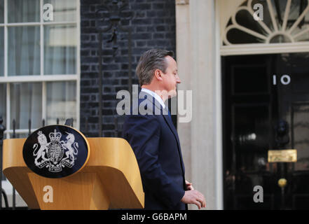 London, Großbritannien. 24. Juni 2016. Der britische Premierminister David Cameron verlässt das Rednerpult nach Abgabe einer Erklärung auf das EU-Referendum und seine eigene Zukunft vor Nummer 10 Downing Street in London, Großbritannien, 24. Juni 2016. In einem Referendum am 23. Juni haben die Briten mit einer knappen Mehrheit der Europäischen Union (EU) verlassen gestimmt. Foto: MICHAEL KAPPELER/Dpa/Alamy Live News Stockfoto