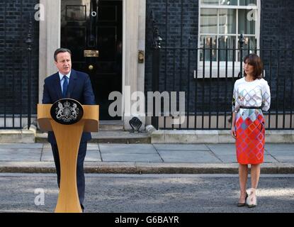 London, Großbritannien. 24. Juni 2016. Der britische Premierminister David Cameron hält eine Rede, als seine Frau Samantha auf 10 Downing Street in London, Großbritannien, 24. Juni 2016 schaut. Großbritanniens Premierminister David Cameron am Freitag morgen verkündete seine Absicht zum Rücktritt nach seinem Land gestimmt hat, die Europäische Union zu verlassen. Bildnachweis: Han Yan/Xinhua/Alamy Live-Nachrichten Stockfoto