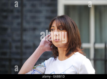 London, Großbritannien. 24. Juni 2016. Samantha Cameron, Ehefrau des britischen Premierministers David Cameron, schaut zu, wie ihr Mann liefert eine Aussage über das EU-Referendum und seine eigene Zukunft vor Nummer 10 Downing Street in London, Großbritannien, 24. Juni 2016. In einem Referendum am 23. Juni haben die Briten mit einer knappen Mehrheit der Europäischen Union (EU) verlassen gestimmt. Foto: MICHAEL KAPPELER/Dpa/Alamy Live News Stockfoto