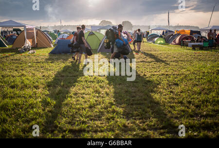 Scheeßel, Deutschland. 23. Juni 2016. Festivalbesucher kommen mit ihrem Outddor Equipment auf dem Campingplatz für die Hurrikan-Musik-Festival in Scheeßel, Deutschland, 23. Juni 2016. Rund 75000 Musik-Fans dürften die 20. Ausgabe des Festivals zu besuchen. Foto: Sophia Kembowski/Dpa/Alamy Live News Stockfoto