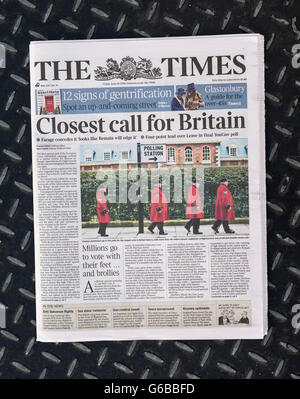 Britische Zeitung The Times Titelseite am Tag nach dem EU-Referendum. Stockfoto