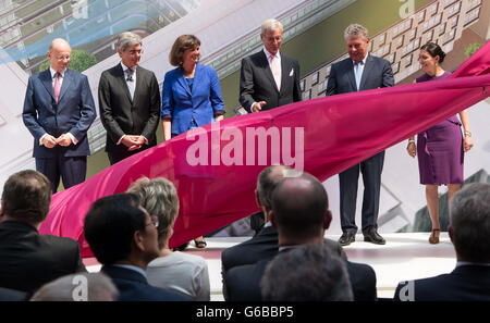 München, Deutschland. 24. Juni 2016. Siemens CFO Ralf Thomas (L-R), Siemens-Chef Joe Kaeser, Ilse Aigner, Wirtschaftsminister des deutschen Staates Bayern, Gerhard Cromme, Vorsitzender des Aufsichtsrats von Siemens, München senior Bürgermeister Dieter Reiter und Nathalie von Siemens schneiden ein rotes Band während der Eröffnung des neuen Siemens-Konzernzentrale in München, Deutschland, 24. Juni 2016. Foto: SVEN HOPPE/Dpa/Alamy Live News Stockfoto