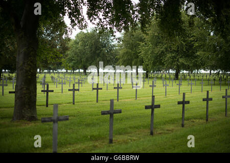 Neuville-St. Vaast, Frankreich. 17. Juni 2016. Ein Blick auf dem deutschen Soldatenfriedhof in Neuville-St. Vaast, Frankreich, 17. Juni 2016. Rund 44.830 deutschen, im ersten Weltkrieg gefallenen Soldaten wurden begraben auf dem Friedhof-Gelände. Foto: Marius Becker/Dpa/Alamy Live News Stockfoto