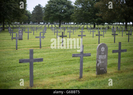 Neuville-St. Vaast, Frankreich. 17. Juni 2016. Ein Blick auf dem deutschen Soldatenfriedhof in Neuville-St. Vaast, Frankreich, 17. Juni 2016. Rund 44.830 deutschen, im ersten Weltkrieg gefallenen Soldaten wurden begraben auf dem Friedhof-Gelände. Foto: Marius Becker/Dpa/Alamy Live News Stockfoto