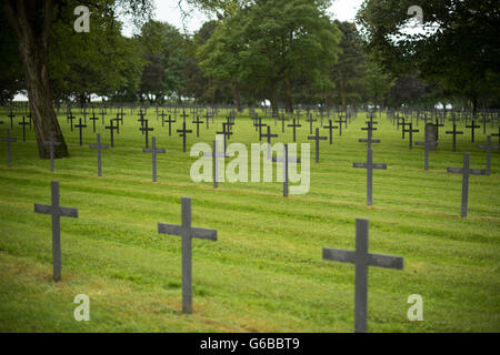 Neuville-St. Vaast, Frankreich. 17. Juni 2016. Ein Blick auf dem deutschen Soldatenfriedhof in Neuville-St. Vaast, Frankreich, 17. Juni 2016. Rund 44.830 deutschen, im ersten Weltkrieg gefallenen Soldaten wurden begraben auf dem Friedhof-Gelände. Foto: Marius Becker/Dpa/Alamy Live News Stockfoto