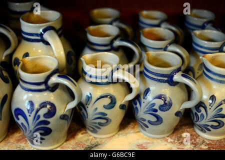 Frankfurt Am Main, Deutschland. 21. November 2013. Gläser für Cider in einer typischen deutschen Apfelwein-Kneipe in Frankfurt am Main. | Nutzung weltweit © Dpa/Alamy Live-Nachrichten Stockfoto