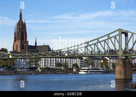 Eiserner Steg, Brücke über den Main und Kaiserdom St. Bartholomaeus Kathedrale, Frankfurt Am Main, Hessen, Deutschland, Europa | weltweite Nutzung Stockfoto