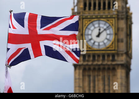 London, Großbritannien. 24. Juni 2016. Eine britische Nationalflagge fliegt direkt vor dem Uhrturm Big Ben in London, Großbritannien, 24. Juni 2016. Die Uhr zeigt an, dass es mehrere Minuten nach 12:00. In einem Referendum am 23. Juni haben die Briten mit einer knappen Mehrheit der Europäischen Union (EU) verlassen gestimmt. Foto: MICHAEL KAPPELER/Dpa/Alamy Live News Stockfoto