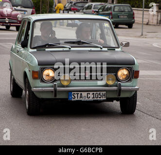 FANO, Italien - 16.Mai: Fiat 128 alten Rennwagen Rallye Mille Miglia 201 4 das berühmte italienische historische Rennen (1927-1957) am Mai Stockfoto