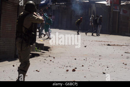 Srinagar, indische verabreicht Kaschmir. 24. Juni 2016. Kashmiri muslimischen maskierten protesters.throw Steinen während Anti-Indien Demonstrationen in Down Town ausbrechen. Polizei feuerte später zahlreiche Träne Rauchen Muscheln und betäuben Granaten um pro Freiheit Demonstranten Kredit zu verteilen: Sofi Suhail/Alamy Live News Stockfoto