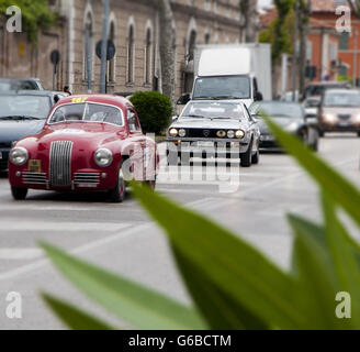 FANO, Italien - 16. Mai: FIAT 1100 S berlinetta Gobbone 1948 und Lancia. 2014, unbekannter Crew 1939 auf einem alten Rennwagen Rallye Mille Miglia 201 4. Stockfoto