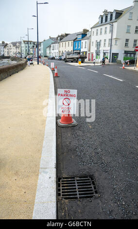 Donaghadee, County Down, UK 24. Juni 2016 Baustellen Verkehr Kegel verhindern Parkplatz mit Zeichen, die Angabe "Kein Parkplatz/Arbeitsbereich" Reparaturen von Fahrbahnoberflächen als Teil der öffentlichen Investitionen Jeffrey Silber/Alamy Live News Stockfoto