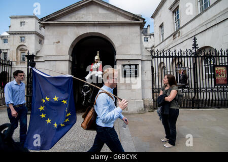 London, UK. 24. Juni 2016. Europäische Flagge ein EU-Befürworter vor DOwning Street nach dem Ergebnis des Referendums, die Großbritannien aus der EU Kredit entschieden: Alberto Pezzali/Alamy Live News Stockfoto
