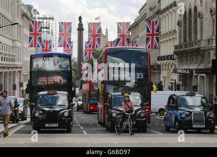 London, UK. 24. Juni 2016. Britischen Flaggen hängen in einer Straße in London, England, 24. Juni 2016. Die Briten beschlossen beim Verlassen der Europäischen Union in einem Referendum. Foto: MICHAEL KAPPELER/Dpa/Alamy Live News Stockfoto