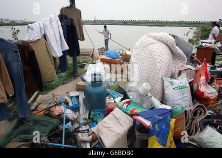 (160624)--YANCHENG, 24. Juni 2016 (Xinhua)--A Dorfbewohner Feeds Krebse neben seiner Familie gehört in Dalou Dorf der Xingou Township in Yancheng, der ostchinesischen Provinz Jiangsu, 24. Juni 2016. Insgesamt 98 Menschen wurden getötet, nach Unwetter in mehreren Städten in Jiangsu am Donnerstag, lokale Rettungszentrale sagte am Freitag. Ca. 846 Menschen erlitten Verletzungen, die die 200 davon ernsthaft verwundet wurden, hieß es. Mehr als 8.600 Häuser, zwei Grundschulen und acht Fabrikhallen wurden in den Landkreisen Funing und Sheyang und Teile der Stadt Yancheng entlang der östlichen Küste von China beschädigt. (X Stockfoto