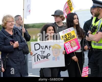 Turnberry, Schottland. 24. Juni 2016. Donald Trump besucht Schottland um seinen renovierten Hotel und Golfplatz zu öffnen. Es war eine kleine Gruppe von Menschen am Eingang zum protest gegen Herrn Trump den letzten politischen Aussagen über ethnische Minderheiten und Zuwanderer. Alamy Live-Nachrichten Stockfoto