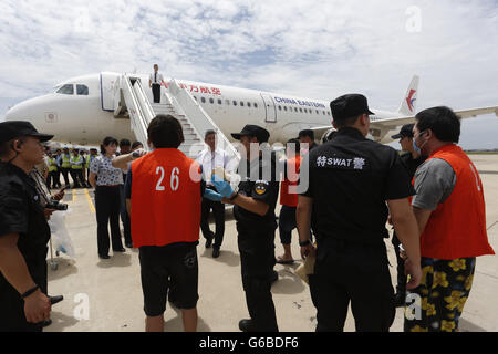 Phnom Penh, Kambodscha. 24. Juni 2016. Chinesische Polizeibeamte frisk chinesischen Telekom Betrug verdächtigen am internationalen Flughafen in Phnom Penh, Kambodscha, Phnom Penh 24. Juni 2016. Kambodscha deportierte 39 chinesische verdächtigen Telekom beteiligt Fällen nach China am Freitag mittags, Schwindel, sagte ein Polizeibeamter kambodschanischen senior Einwanderung. © Sovannara/Xinhua/Alamy Live-Nachrichten Stockfoto