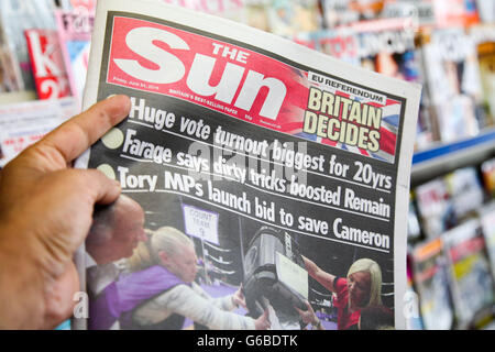 London, UK 24. Juni 2016 - ein Leser liest die erste Seite der Sonne.                    Britische Zeitung Titelseiten Abdeckung am Tag nach dem EU-Referendum abstimmen. Bildnachweis: Dinendra Haria/Alamy Live-Nachrichten Stockfoto