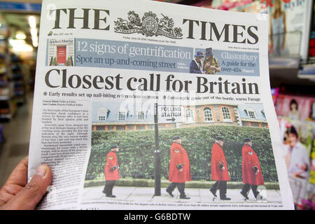London, UK liest 24. Juni 2016 - ein Leser die Titelseite der Times.                  Britische Zeitung Titelseiten Abdeckung am Tag nach dem EU-Referendum abstimmen. Bildnachweis: Dinendra Haria/Alamy Live-Nachrichten Stockfoto