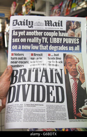London, UK. 24. Juni 2016. Ein Leser liest die Titelseite der Daily Mail.           Britische Zeitung Titelseiten Abdeckung am Tag nach dem EU-Referendum abstimmen. Bildnachweis: Dinendra Haria/Alamy Live-Nachrichten Stockfoto