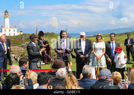 Turnberry, Schottland. 24. Juni 2016. Donald Trump flog in Schottland heute offiziell seine Multimillionen Pfund Investition in Turnberry Hotel und Golfplätze eröffnet. Herr Trump, begleitet von seiner Söhne und die Tochter Pressekonferenz eine auf dem legendären 9. Tee, bekannt als "Bruces Brunnen" mit Turnberry Leuchtturm im Hintergrund. Bildnachweis: Findlay/Alamy Live-Nachrichten Stockfoto