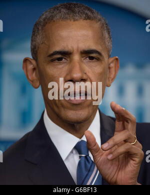 Washington, DC, USA. 23. Juni 2016. US-Präsident Barack Obama nimmt Fragen nach Abgabe von Bemerkungen über die US-Supreme Court Entscheidung über die Einwanderung in die Presse-Briefing-Room des weißen Hauses in Washington, DC, USA, 23. Juni 2016. Bildnachweis: Molly Riley/Pool über CNP - NO WIRE SERVICE - © Dpa/Alamy Live-Nachrichten Stockfoto