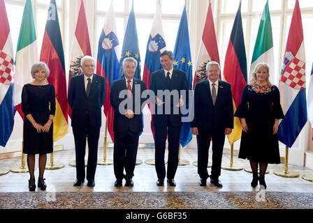 Französische Politikerin Elisabeth Guigou (l-R), italienischen Präsidenten Sergio Mattarella, Bundespräsident Heinz Fischer, Präsident der slowenischen Borut Pahor, Bundespräsident Joachim Gauck und kroatische Präsident Kolinda Grabar-Kitarovic posieren für ein Gruppenfoto in Ljubljana, Slowenien, 24. Juni 2016. Die fünf-Tage-Reise des Bundespräsidenten endet mit der offiziellen Feier der Gründung des Staates und den 25. Jahrestag der Unabhängigkeit der Republik Slowenien. Foto: RAINER JENSEN/dpa Stockfoto