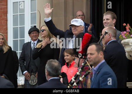 Donald Trump (Mitte), mit Ivanka Trump, Tochter und Sohn Eric... Republik Präsidentschaftskandidaten Donald Trump kommt per Hubschrauber, mit seinen Familienmitgliedern, auf seine Turnberry Golf Course in Turnberry, Schottland, am 24. Juni 2016. Stockfoto
