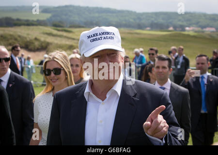 Republik-Präsidentschaftskandidaten Donald Trump hält eine Pressekonferenz am 9. Loch Abschlag, mit seinen Familienmitgliedern Don, Eric und Ivanka, auf seinen Trumpf Turnberry Golf Course, in Turnberry, Schottland, am 24. Juni 2016. Stockfoto