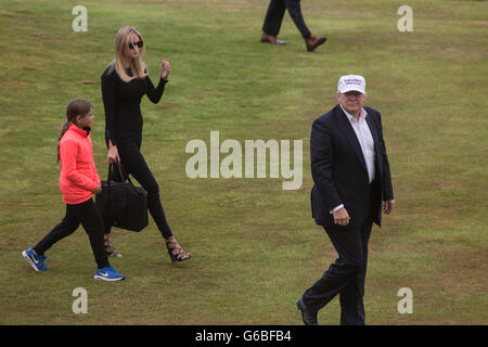 Republik Präsidentschaftskandidaten Donald Trump kommt per Hubschrauber, mit seinen Familienmitgliedern, auf seine Turnberry Golf Course in Turnberry, Schottland, am 24. Juni 2016. Stockfoto